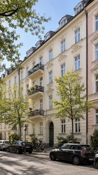 Roomtour-Szene einer Altbaufassade